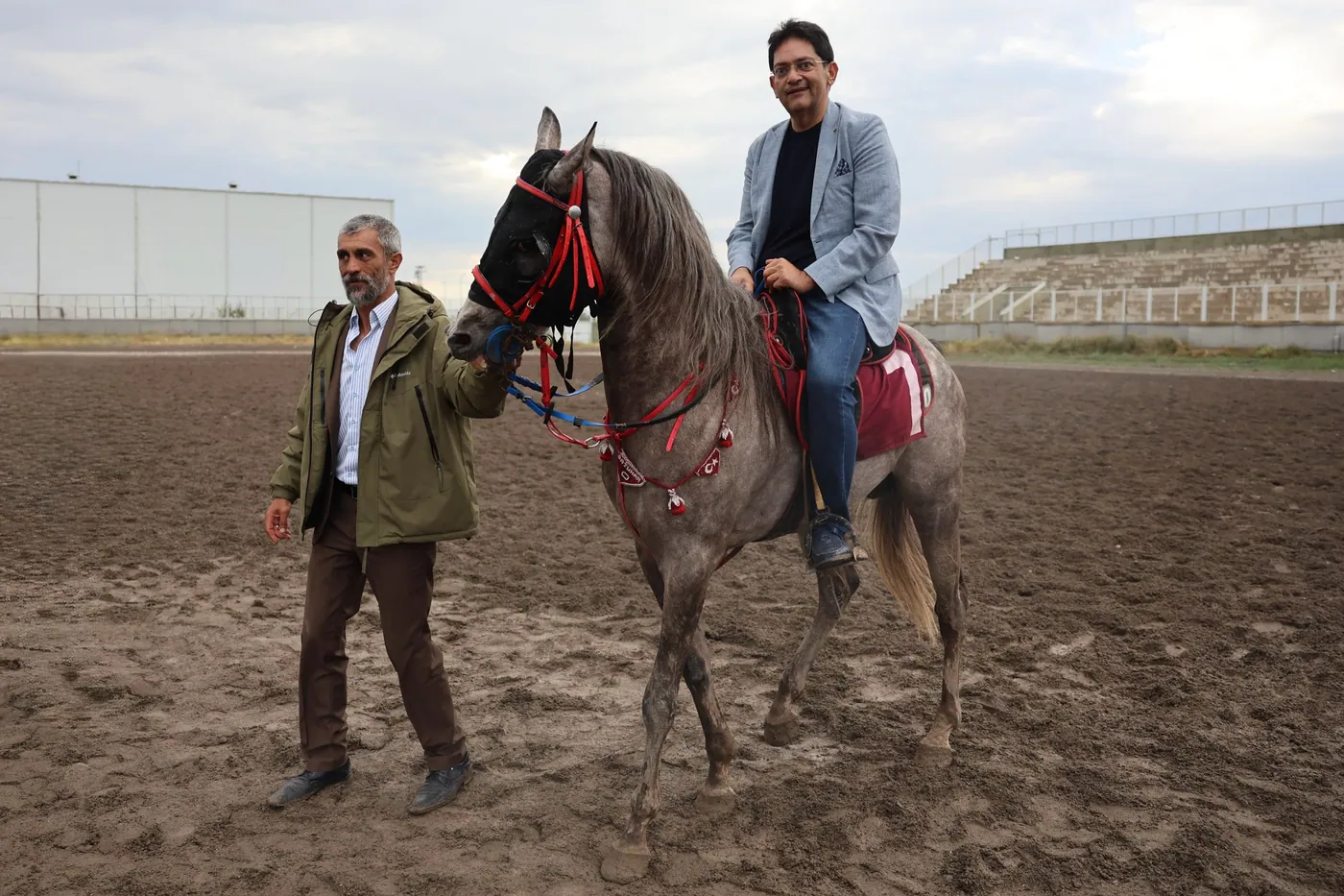 Hakan Oral, cirit sahasında at üzerinde
