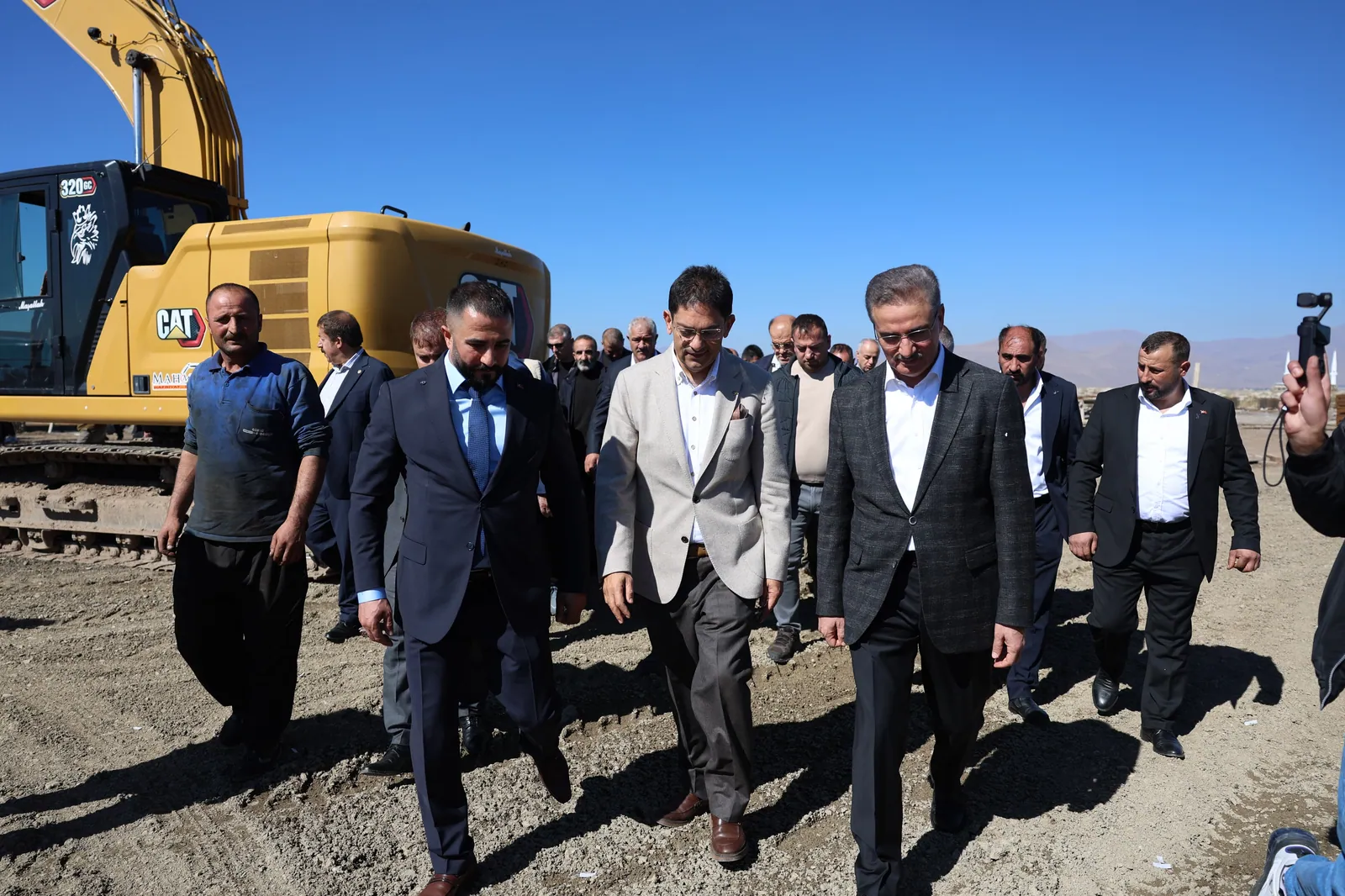 Sanayi sitesi temel atma töreninde şantiye alanında yürüyen heyet
