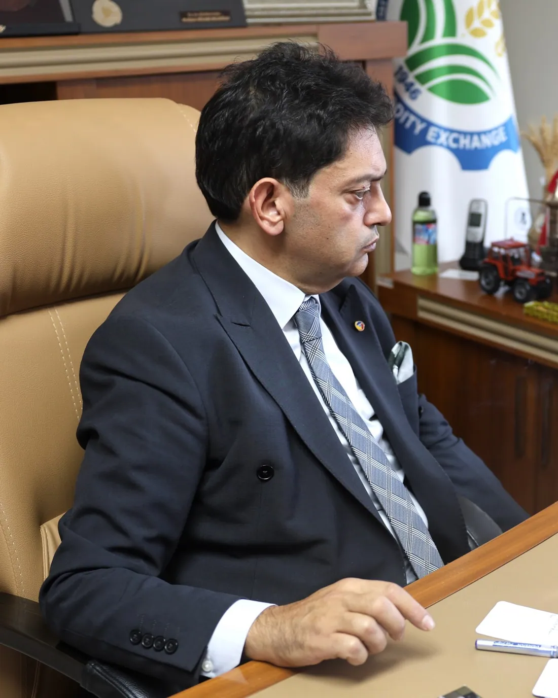 Hakan Oral, Erzurum Ticaret Borsası'ndaki makamında çalışırken