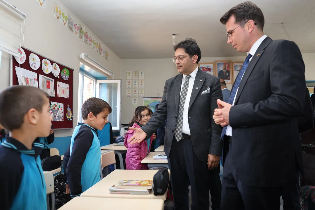 Hakan Oral, bir köy okulunda öğrencilerle