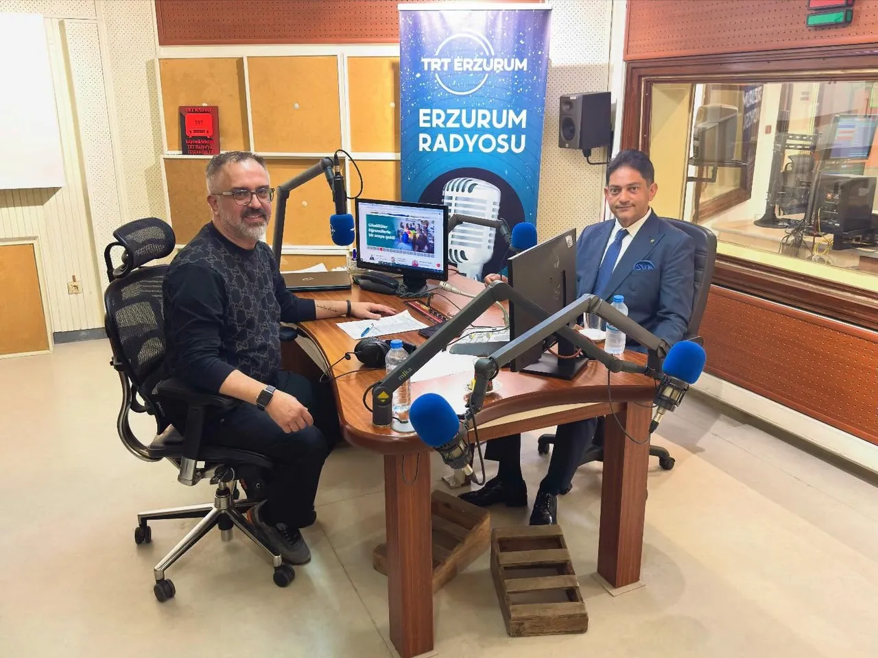 Hakan Oral, radyo stüdyosunda canlı yayında