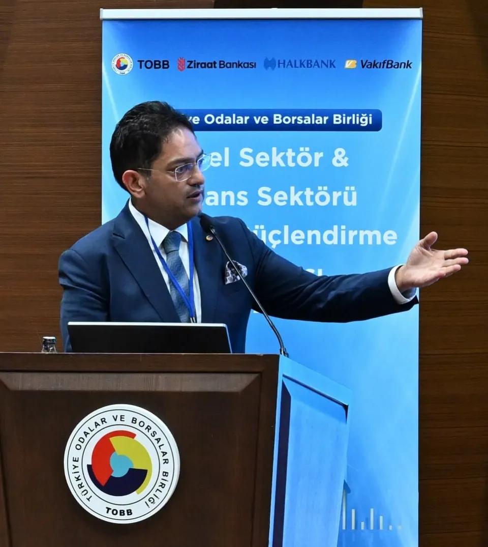 Hakan Oral, TOBB'daki toplantıda kürsüde konuşuyor